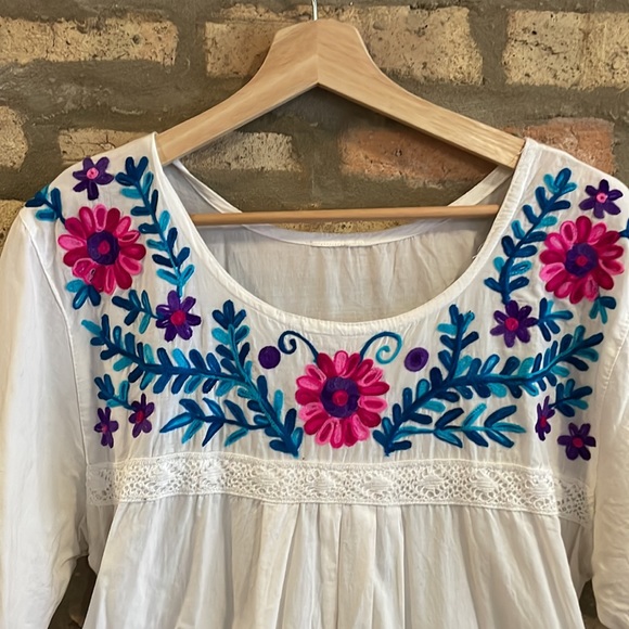 Embroidered Floral Flowy Top - Picture 2 of 3